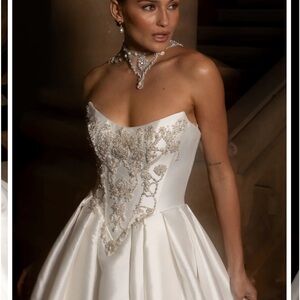 Stunning Ivory Strapless Wedding Dress
